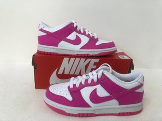 NIKE CHILDRENS DUNK LOW LACE UP TRAINERS IN HOT PINK/WHITE SIZE: 3: LOCATION - WHITE BOOTH