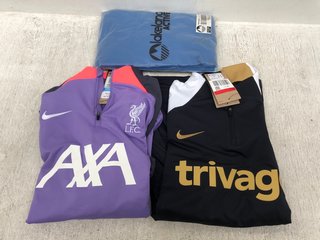 3 X ASSORTED MENS CLOTHING TO INCLUDE NIKE LIVERPOOL F.C FOOTBALL SHIRT IN PURPLE SIZE: M: LOCATION - C7
