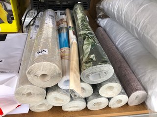 QTY OF ASSORTED WALLPAPER AND VINYL ROLLS IN VARIOUS COLOURS AND PATTERNS: LOCATION - C5