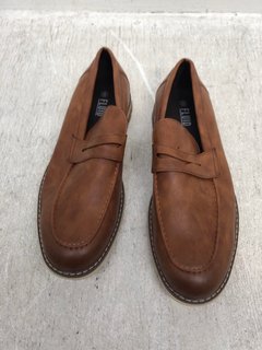 FLUID MENS LEATHER SLIP ON LOAFERS IN BROWN SIZE: 8: LOCATION - C3
