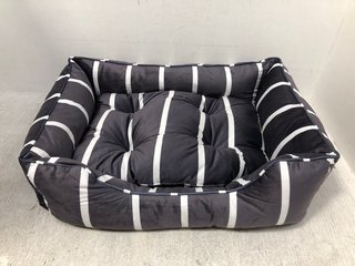 STRIPED MEDIUM SIZED PET BED IN NAVY/WHITE: LOCATION - B9