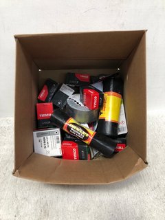 BOX OF ASSORTED ITEMS TO INCLUDE QTY OF TIMCO CLASSIC MULTI PURPOSE SCREWS: LOCATION - B14