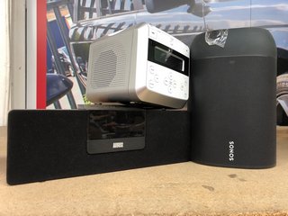 3 X ASSORTED SPEAKERS & RADIOS TO INCLUDE AUGUST SE50 BLUETOOTH BOOMBOX WITH FM RADIO: LOCATION - AR6