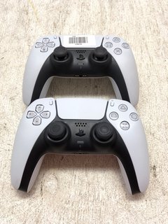 2 X PS5 REMOTE CONTROLLERS IN WHITE: LOCATION - AR7