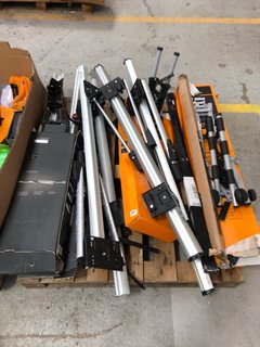 QTY OF ASSORTED ITEMS TO INCLUDE VARIOUS ROOF RACK BARS: LOCATION - B4