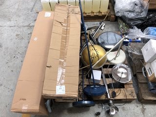 PALLET OF ASSORTED HOUSEHOLD APPLIANCES & LIGHTING ITEMS TO INCLUDE FREESTANDING CHROME GOLD FLOOR LAMP: LOCATION - B5 (KERBSIDE PALLET DELIVERY)