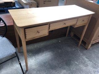 OAK WOOD ACCENT TABLE WITH 3 DRAWERS: LOCATION - B7