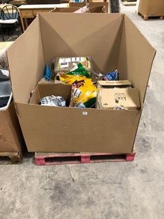 PALLET OF ASSORTED PET ITEMS TO INCLUDE EVER CLEAN CAT LITTER: LOCATION - B8 (KERBSIDE PALLET DELIVERY)