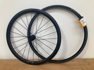 DB40 SPORT CARBON FIBRE CLINCHER FRONT WHEEL TO INCLUDE CONTINENTAL GRAND PRIX 28" 700 X 28C TYRE RRP: £408: LOCATION - AR1