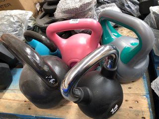 5 X ASSORTED KETTLEBELL WEIGHTS TO INCLUDE YORK FITNESS 10KG KETTLEBELL WEIGHT IN GREEN AND GREY: LOCATION - B3