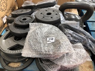 QTY OF ASSORTED HOME GYM WEIGHTS TO INCLUDE ASSORTED DISC WEIGHTS AND KETTLEBELL WEIGHT: LOCATION - B3