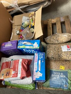 PALLET OF ASSORTED PET ITEMS TO INCLUDE EVER CLEAN CAT LITTER AND ARDEN GRANGE MINI ADULT DOGS FOOD 2KG - PLEASE NOTE SOME ITEMS MAY BE PAST BBE: LOCATION - B3 (KERBSIDE PALLET DELIVERY)