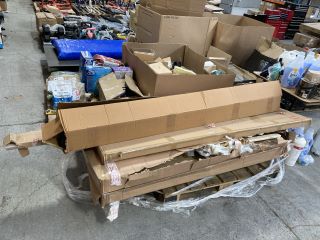 PALLET OF ASSORTED ITEMS TO INCLUDE TUFTEX SONDICO SLALOM POLE SET: LOCATION - B3 (KERBSIDE PALLET DELIVERY)