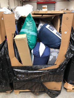 PALLET OF ASSORTED HOUSEHOLD ITEMS TO INCLUDE SILENTNIGHT LUXURY COLLECTION DUVET: LOCATION - A7 (KERBSIDE PALLET DELIVERY)