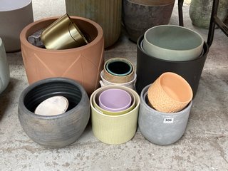 (COLLECTION ONLY) QTY OF ASSORTED IVYLINE POTS TO INCLUDE LARGE CLAY PLANTER: LOCATION - A8T
