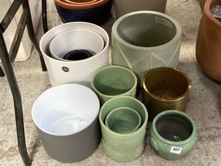 (COLLECTION ONLY) QTY OF ASSORTED IVYLINE POTS TO INCLUDE LARGE LEAF-PRINT PLANTER: LOCATION - A8T