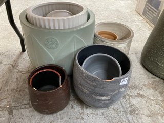 (COLLECTION ONLY) QTY OF ASSORTED IVYLINE POTS TO INCLUDE LARGE LEAF-PRINT PLANTER: LOCATION - A8T