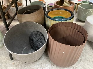 (COLLECTION ONLY) QTY OF ASSORTED IVYLINE POTS TO INCLUDE BOLA POT IN GREY: LOCATION - A8T