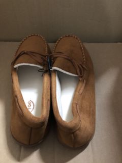 10 X HOMETOP SLIPPERS TO INCLUDE SIZE UK 8 RRP £171: LOCATION - C