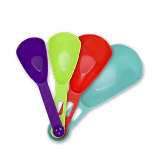 QTY OF ASSORTED ITEMS TOM INCLUDE PLASTIC MEASURING SPOONS RRP £200: LOCATION - D