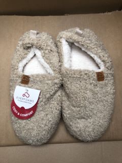 13 X EVERFOAM WOMENS SLIPPERS TO INCLUDE SIZE 5-6 RRP £241: LOCATION - F