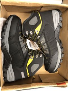 4 X PAIR OF WATERPROOF BOOTS SIZE 44 RRP £194: LOCATION - F