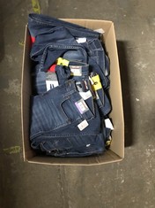 QTY OF ASSORTED ADULT CLOTHING TO INCLUDE KIRKLAND SKINNY JEANS SIZE 4-8 : LOCATION - C2
