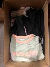 QTY OF CLOTHING TO INCLUDE WRANGLER T-SHIRT LARGE: LOCATION - C2