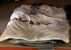 QT OF CLOTHING TO INCLUDE WHITE DKNY T-SHIRT SIZE XL: LOCATION - C2