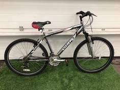 GIANT ROCK MOUNTAIN BIKE 20" FRAME 26" WHEELS 21 SPEED GRIP SHIFT GEARS : LOCATION - FLOOR (COLLECTION OR OPTIONAL DELIVERY AVAILABLE)