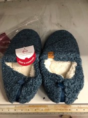 QTY OF ASSORTED SLIPPERS TO INCLUDE EVERFOAMS LADIES SLIPPERS BLUE SIZE 7-8 RRP £237: LOCATION - A RACK