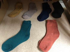 QTY OF CLOTHING TO INCLUDE 6 PACK SOCKS RRP £177: LOCATION - C RACK