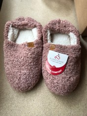 QTY OF FOOTWEAR TO INCLUDE EVERFOAMS LADIES SLIPPERS PINK SIZE 9-10 : LOCATION - G RACK