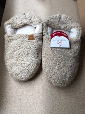 QTY OF FOOTWEAR TO INCLUDE EVERFOAMS LADIES SLIPPERS BEIGE SIZE 9-10 : LOCATION - G RACK