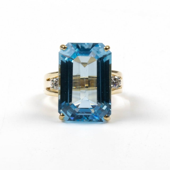 18ct Yellow Gold 17.85ct Natural Swiss Blue Topaz Ring, Size L½, 8.9g.  Auction Guide: £700-£900 (VAT Only Payable on Buyers Premium)