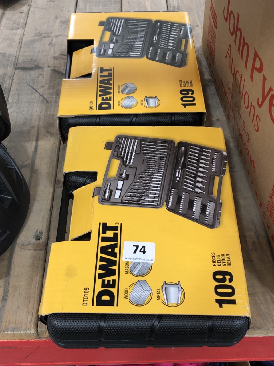 John Pye Auctions 2 X DEWALT SCREWDRIVER & DRILLBIT SET DT0109