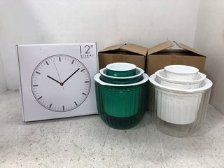 3 X ASSORTED ITEMS TO INCLUDE 12'' SILENT CLOCK: LOCATION - E14