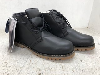 OXFORD MENS CHUKKA MOTORCYCLE BOOTS IN BLACK SIZE: 11: LOCATION - E14