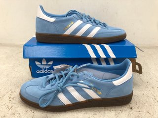 ADIDAS MENS GAZELLE SUEDE TRAINERS IN LIGHT BLUE SIZE: 10.5: LOCATION - E14