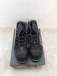ROKWEAR BOULDER STEEL TOE PROTECTIVE BOOTS IN BLACK SIZE: 8: LOCATION - E13