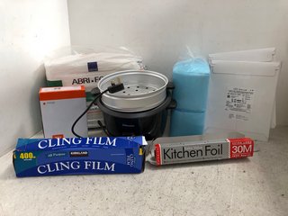 QTY OF ASSORTED KITCHEN ITEMS TO INCLUDE EMTRONICS PRESSURE COOKER AND CLEANING CLOTHS: LOCATION - H14