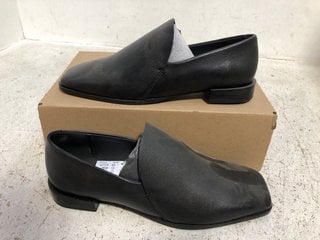 QTY OF ASSORTED CLOTHING TO INCLUDE BLACK JD WILLIAMS BLACK LOAFERS UK6 (LARGEST CLOTHING SIZE UK20): LOCATION - H15