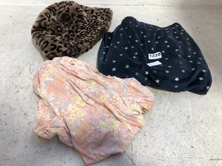 3 X ASSORTED WOMENS CLOTHING TO INCLUDE FLUFFY ANIMAL PRINT BUCKET HAT IN BROWN: LOCATION - H15