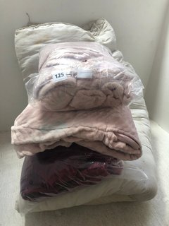 QTY OF ASSORTED BED ITEMS TO INCLUDE LARGE DUVET IN WHITE (NOT SIZED): LOCATION - H2