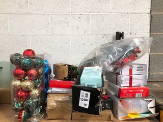 QTY OF ASSORTED ITEMS AND CHRISTMAS DECORATIONS TO INCLUDE GLITTER PATTERN BAUBLES AND MINI XMAS TREE ORNAMENT: LOCATION - H18