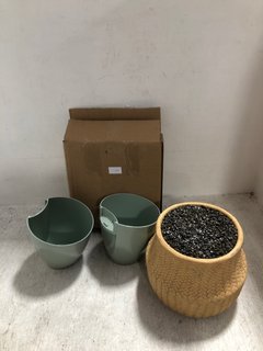 3 X HOUSEHOLD ITEMS TO INCLUDE LARGE FAUX GRAVEL PLANT POT AND GREEN WALL BASKETS: LOCATION - H18