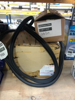 3 X ASSORTED ITEMS TO INCLUDE LARGE RUBBER BICYCLE RING IN BLACK: LOCATION - E10