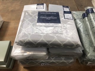 4 X ASSORTED BED ITEMS TO INCLUDE JULIAN CHARLES OXFORD PILLOWCASE PAIR IN LIGHT GREY: LOCATION - E8