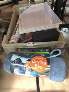 QTY OF ASSORTED ITEMS TO INCLUDE HENRY WAG MICROFIBRE DRYING BAG IN GREY: LOCATION - E8