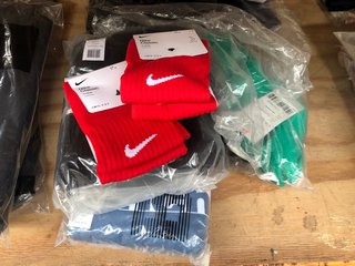 QTY OF ASSORTED MENS CLOTHING TO INCLUDE 2 X NIKE CLASSIC KNEE HIGH SOCK PACKS IN RED SIZE: 31 - 35 EU: LOCATION - E8